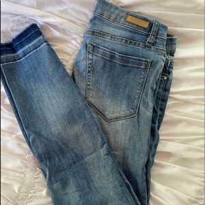 BLANK NYC Light wash jeans. Distressing on knee